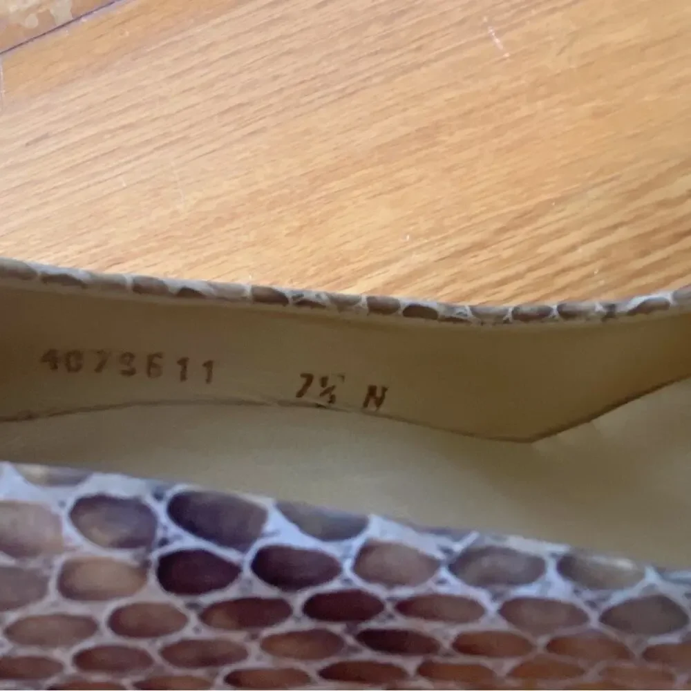 Stuart Weitzman very narrow brand