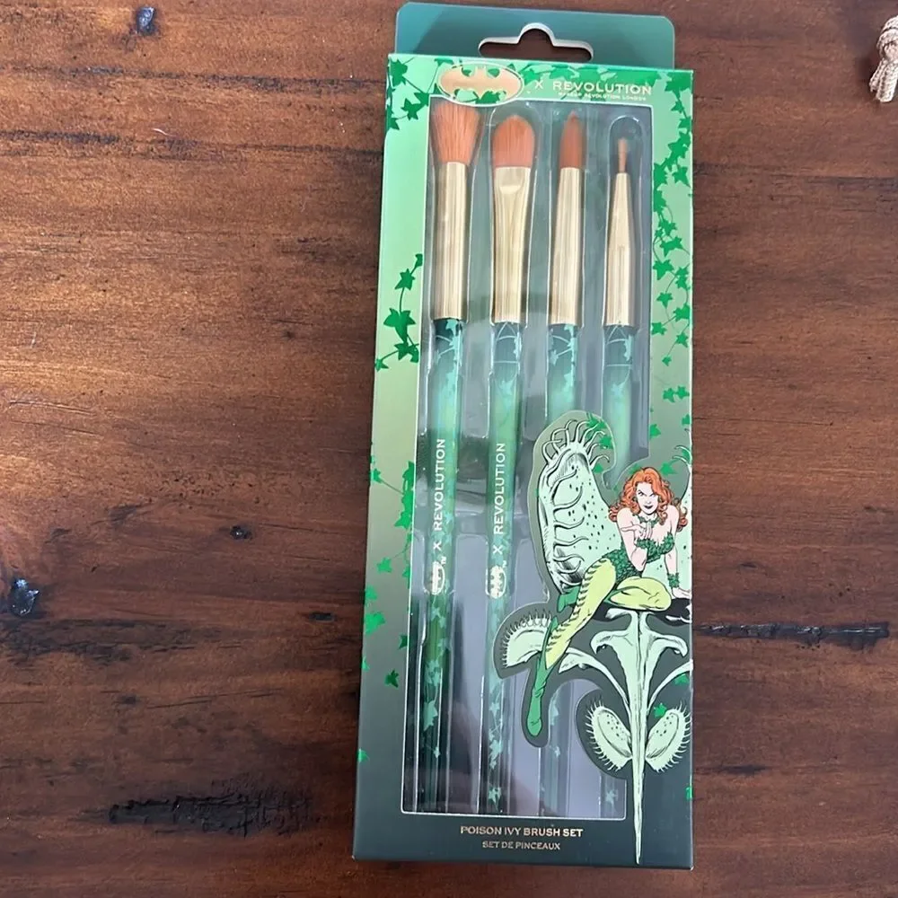 DC X Revolution Poison Ivy Make Up Brush Set 4 Piece NWT Ipsy drawstring bag