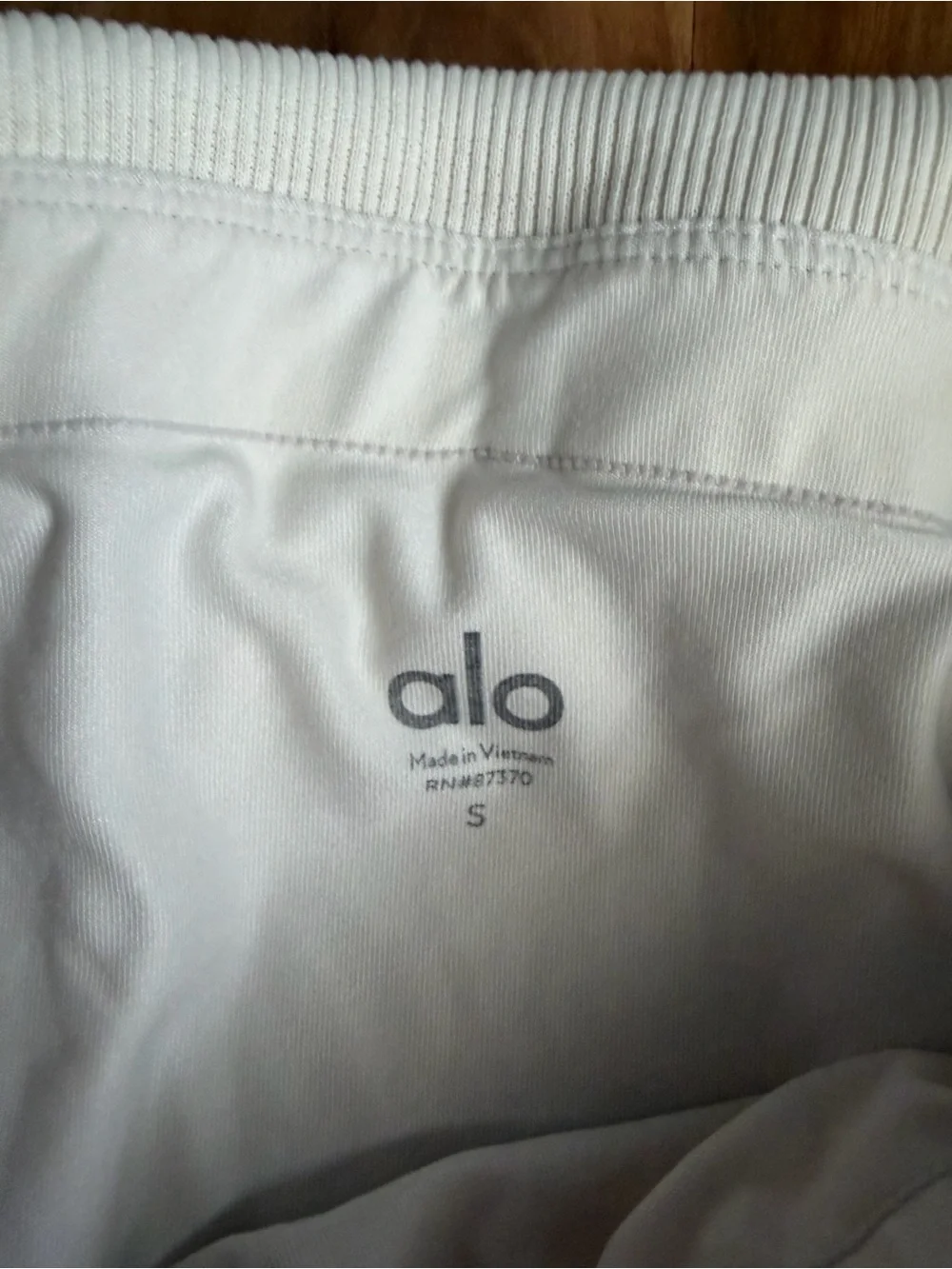 ALO Yoga cream white