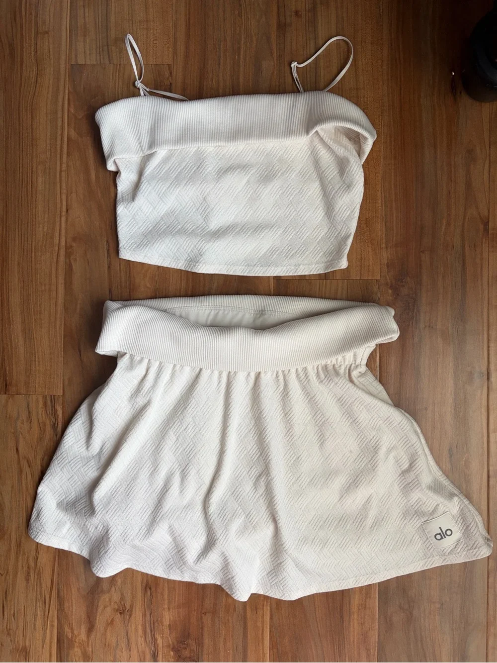 ALO Yoga Cream-White Logo Detail Active Top