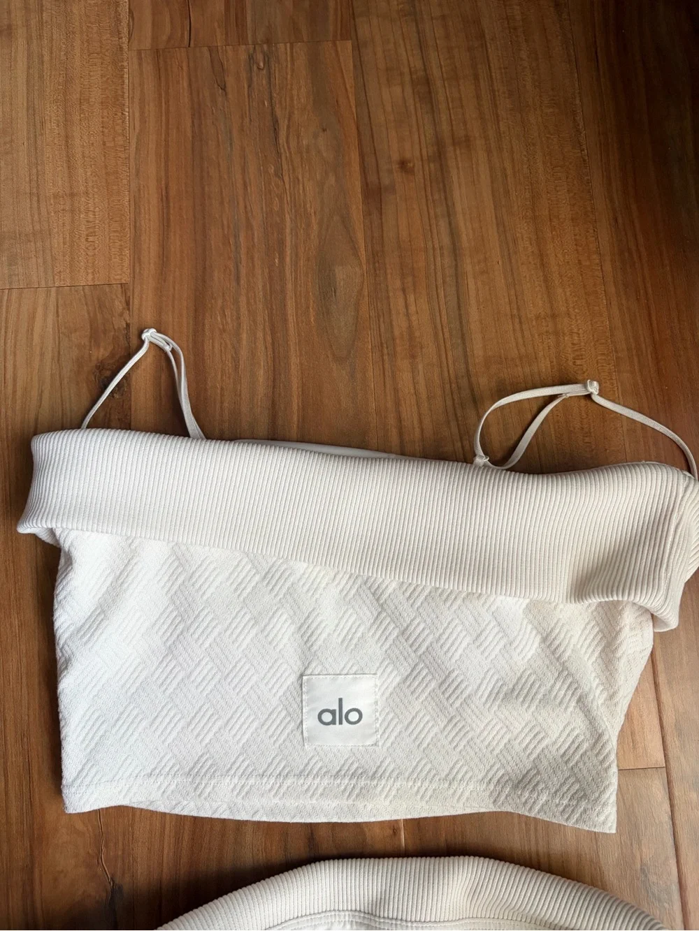 ALO Yoga cream white