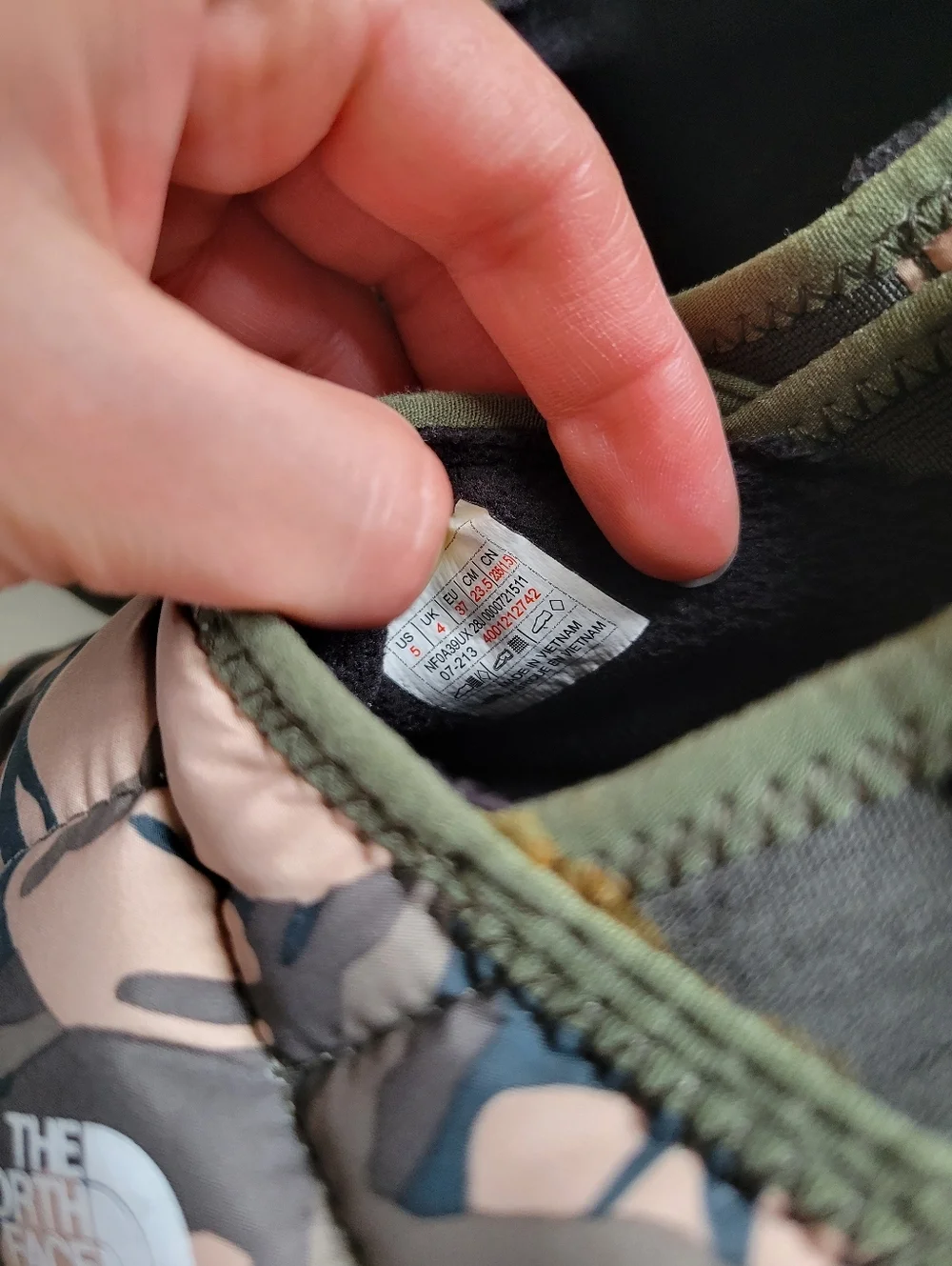 The North Face Youth Boys THERMOBALL Traction Mules II Size 5 Camo