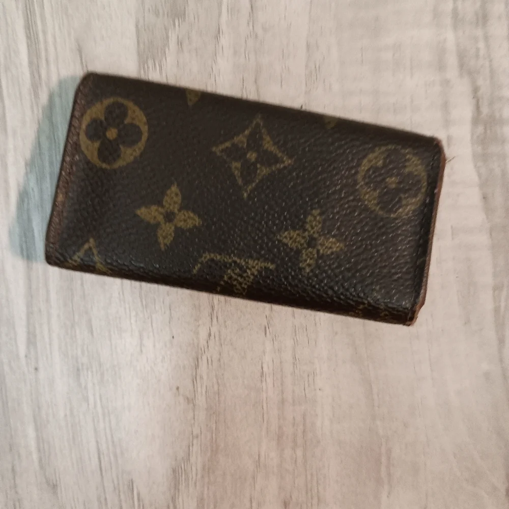 Louis Vuitton elegant louis