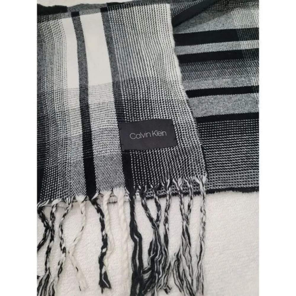 Calvin Klein posted 11w items