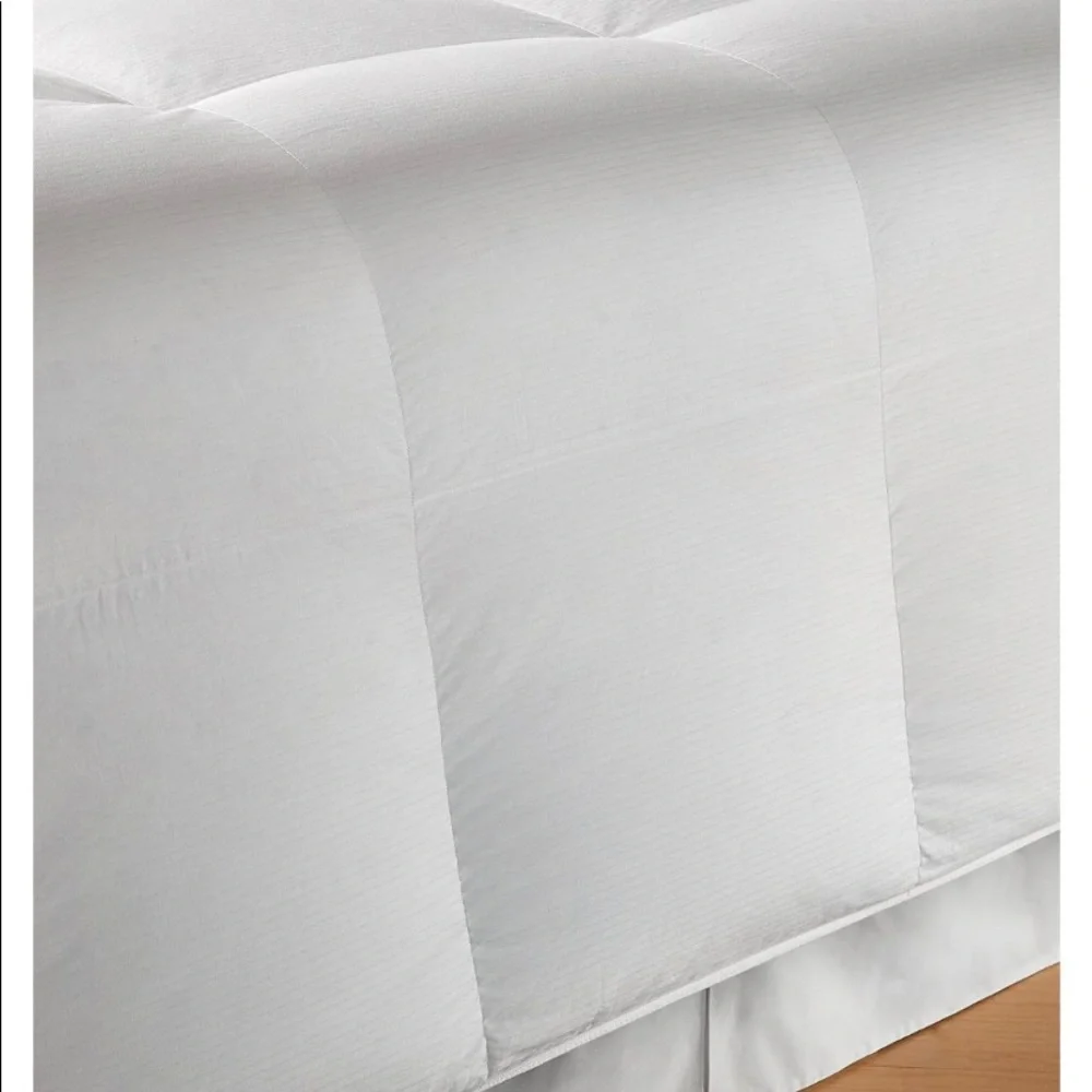 Hotel Collection Goose down comforter medium Weight queen used