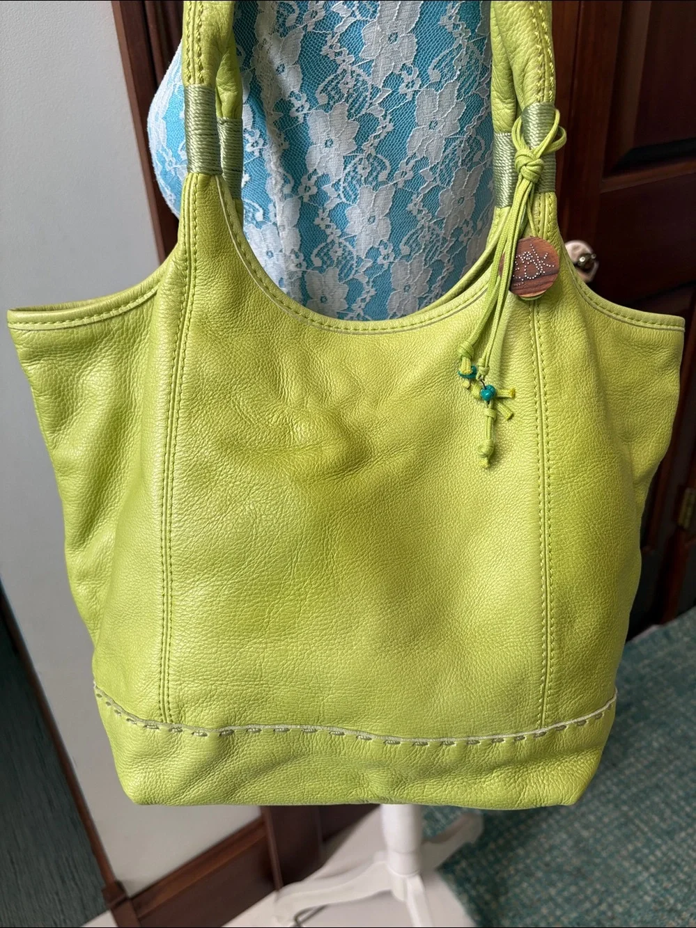 The Sak hobo bag  shoulder bag leather/top stitching lime green  lightweight NWO