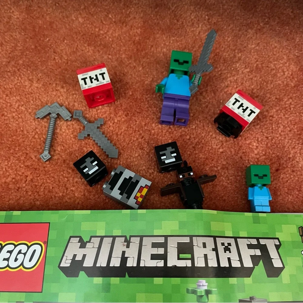Lego‎ Minecraft Miniature People and book 21141