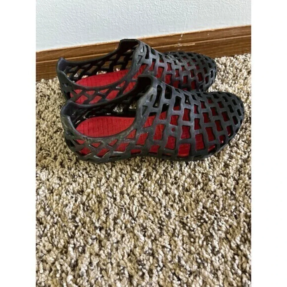 N/A water shoes