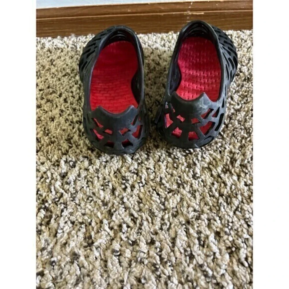 N/A water shoes