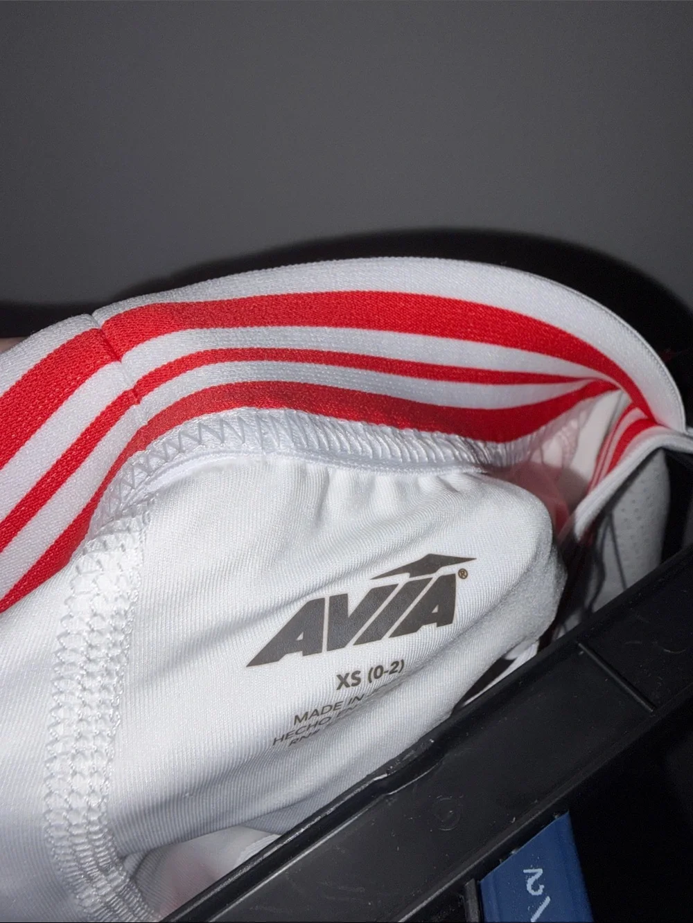 Avia crisp white