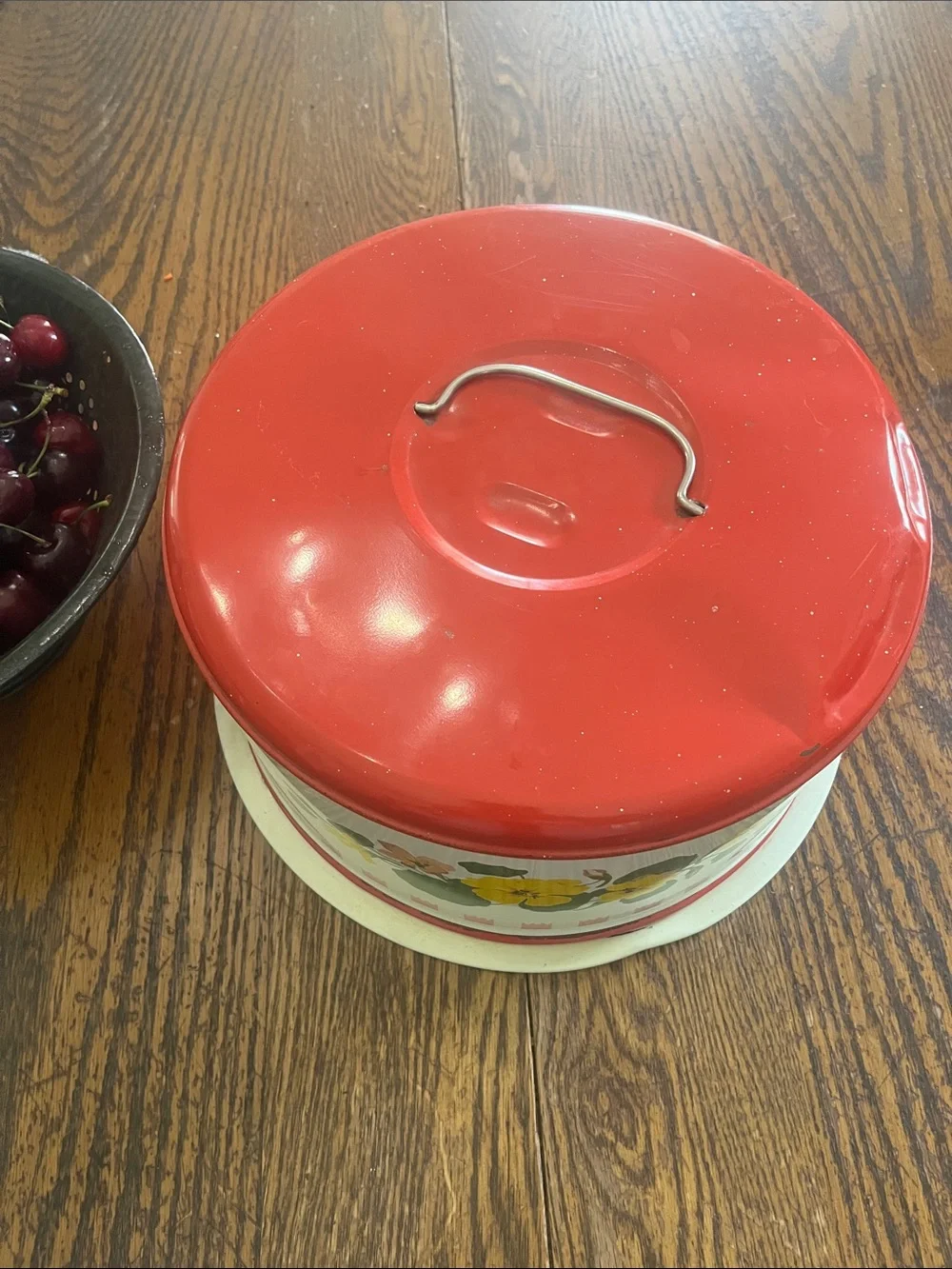 Vintage tin cake carrier classic red