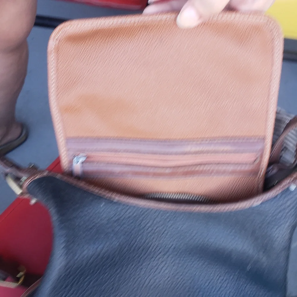 Dooney & Bourke leave just shoulder