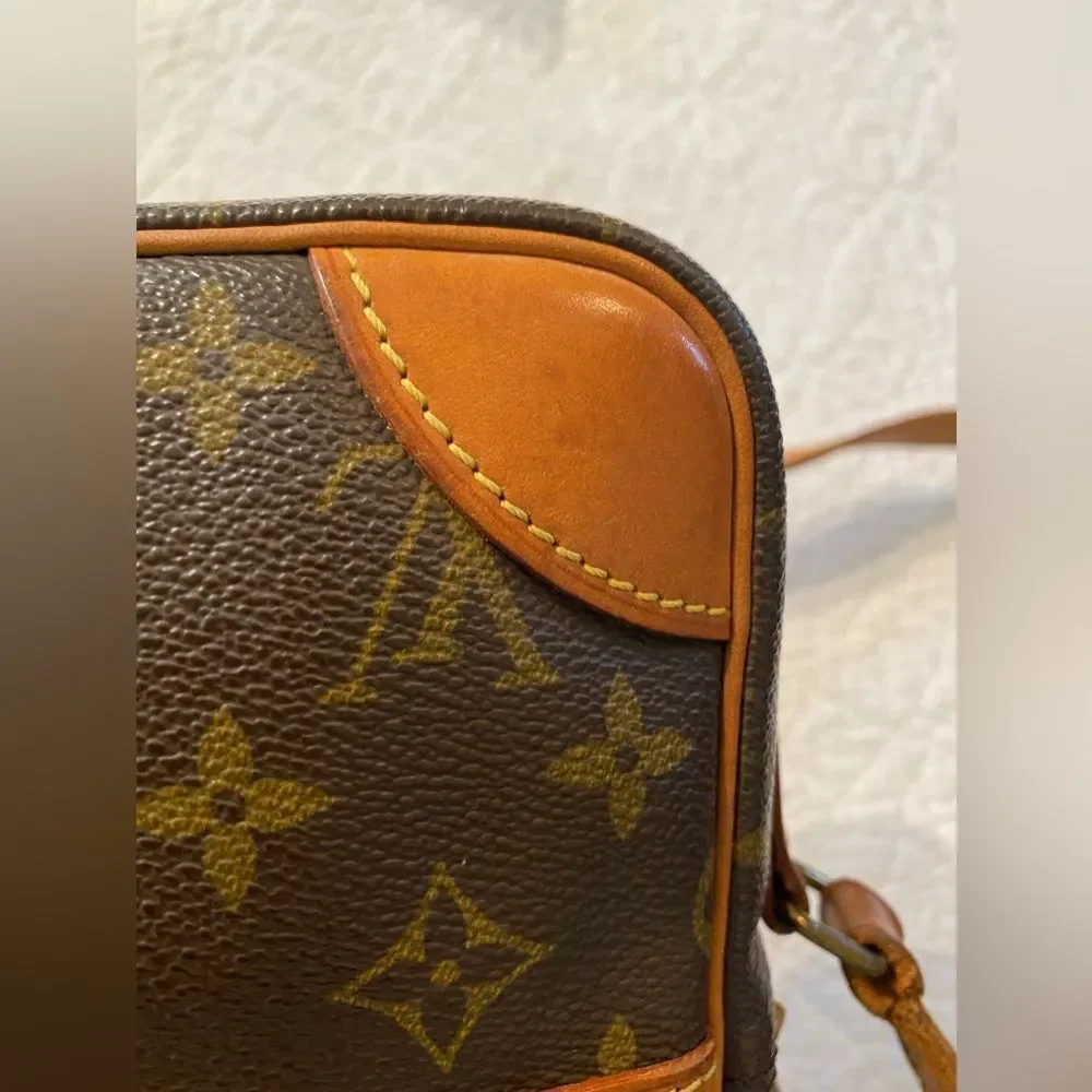 Auth LOUIS VUITTON Mono Canvas Trocadero camera Crossbody. A‎ rating MSRP $2700