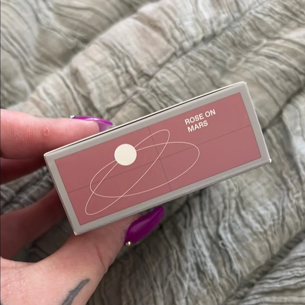 R.E.M. Beauty weightless blush