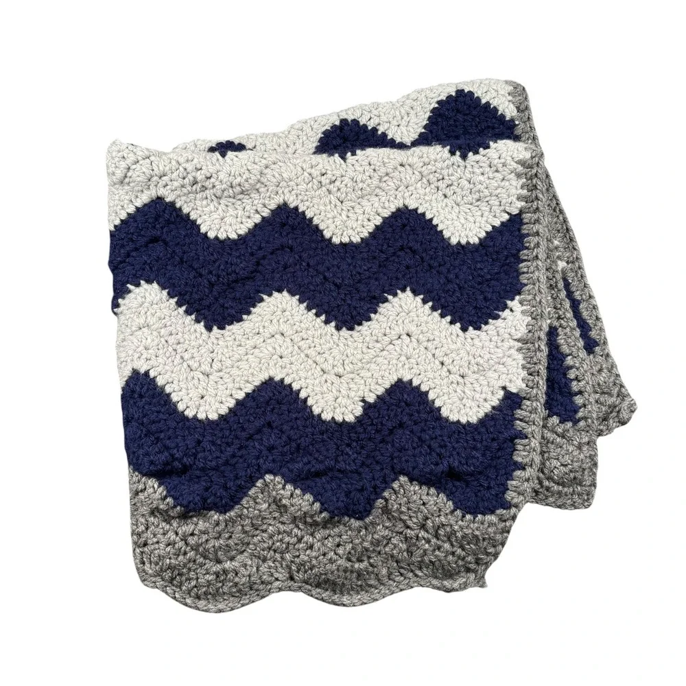 Handmade‎ Crochet Baby Blanket Navy Chevron Ripple Scalloped Edge 36x32 WP830