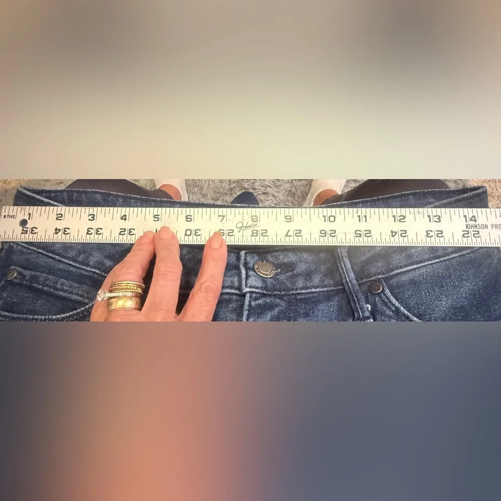 Simply Vera by Vera Wang EUC mid rise slim straight. Body hugging Size 6