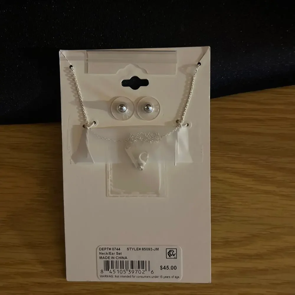 Unwritten necklace •	clear