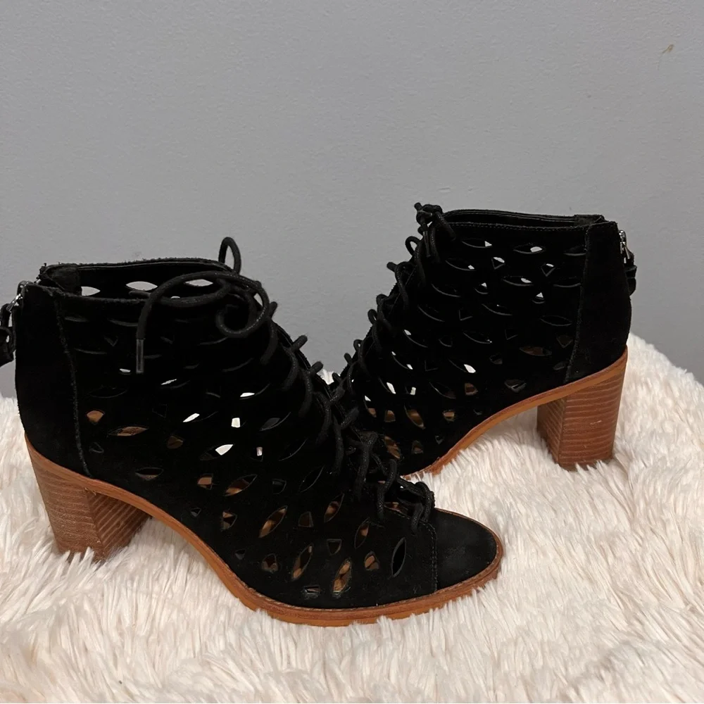 Gianni Bini cut-off‎ sandals size 8.5