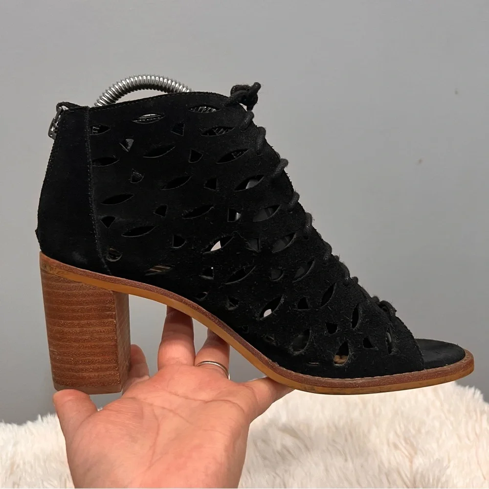 Gianni Bini cut-off‎ sandals size 8.5