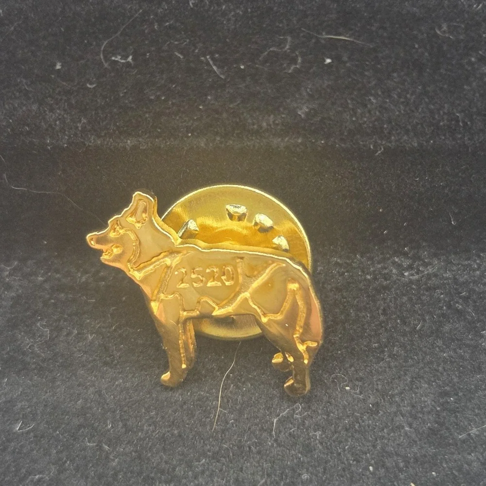 Alaska Regional Council Of Carpenters Pin Gold Dog #2520