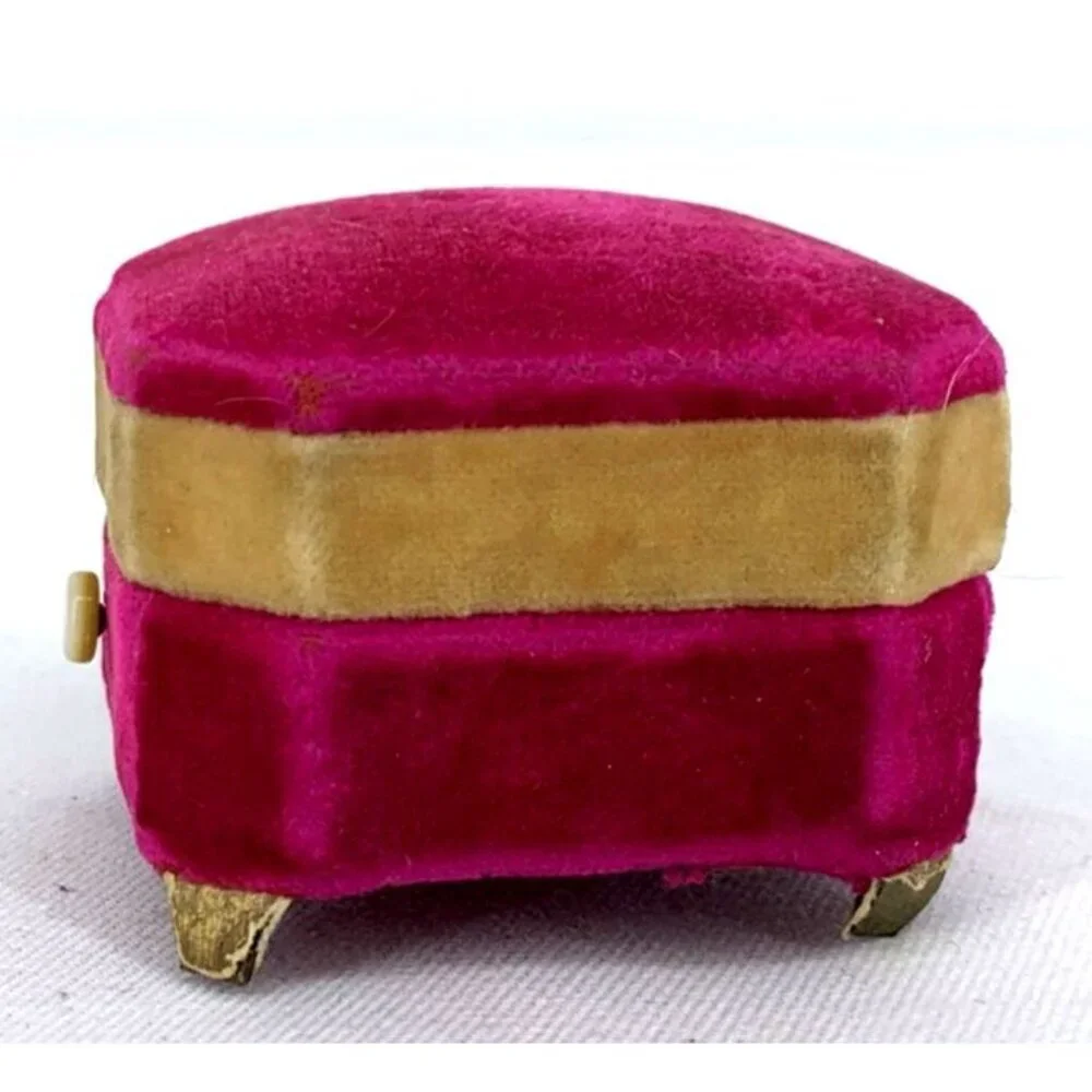 Unbranded ring presentation