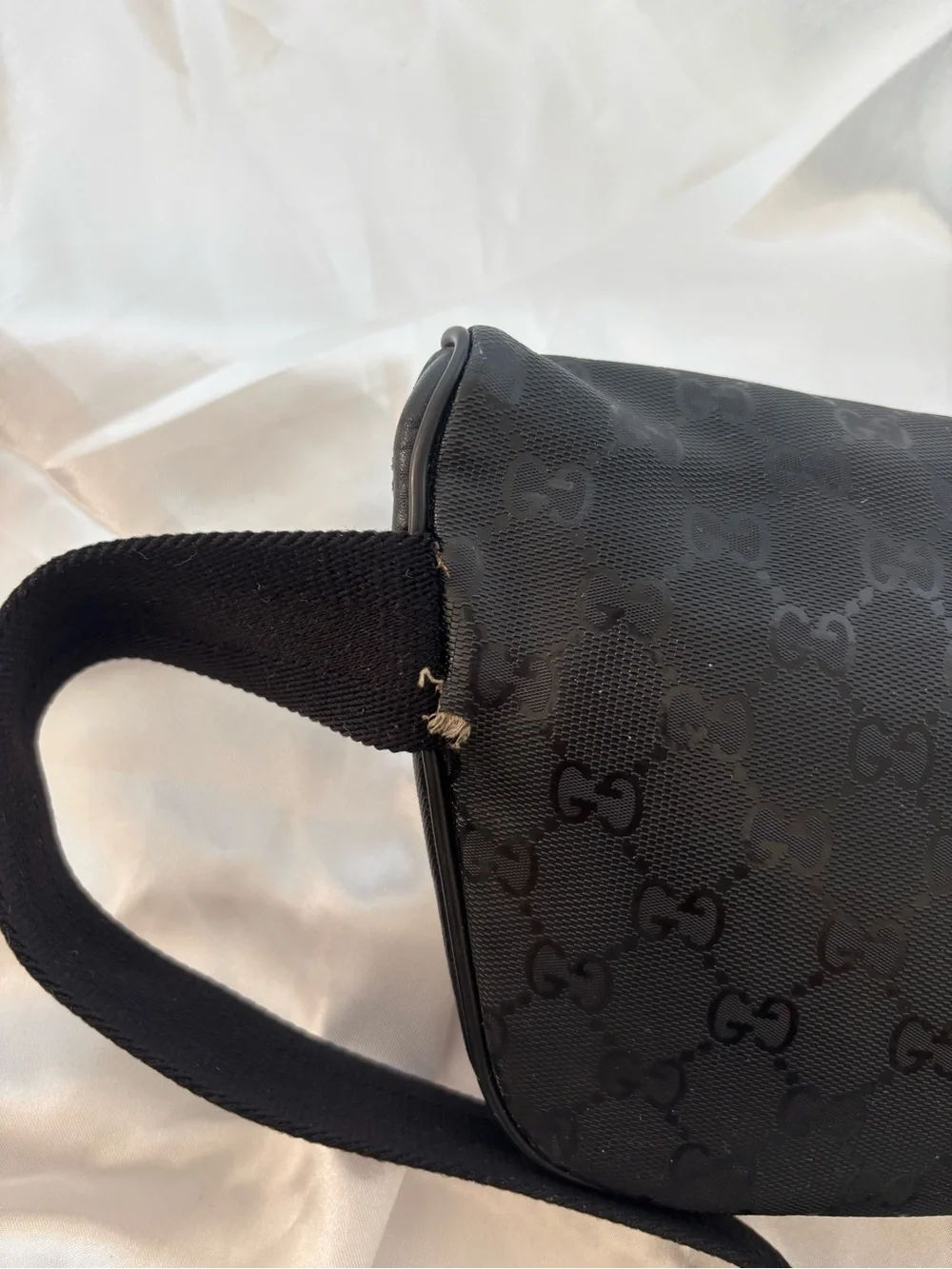 Gucci compact black