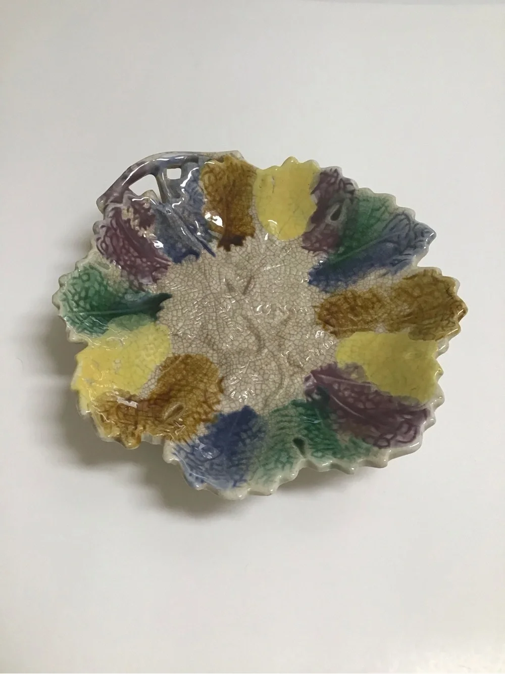 Majolica antique leaf
