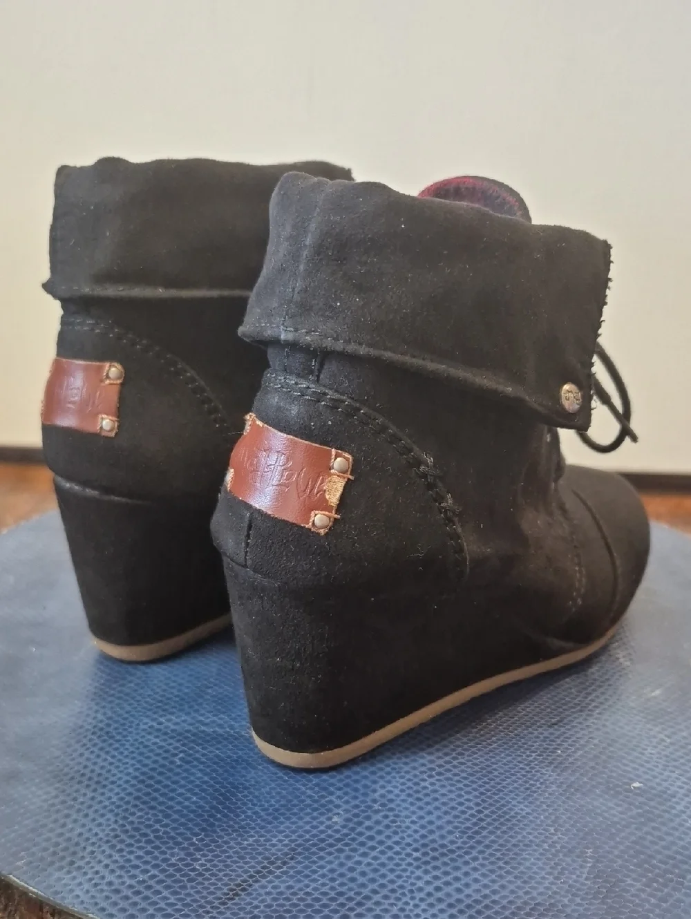 Mad Love Black Suede Lace-Up  Wedge Boots with Tan Outsole Womens sz.7 #1073s