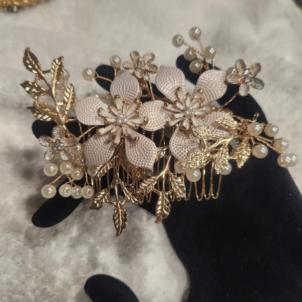 Unbranded gold tone