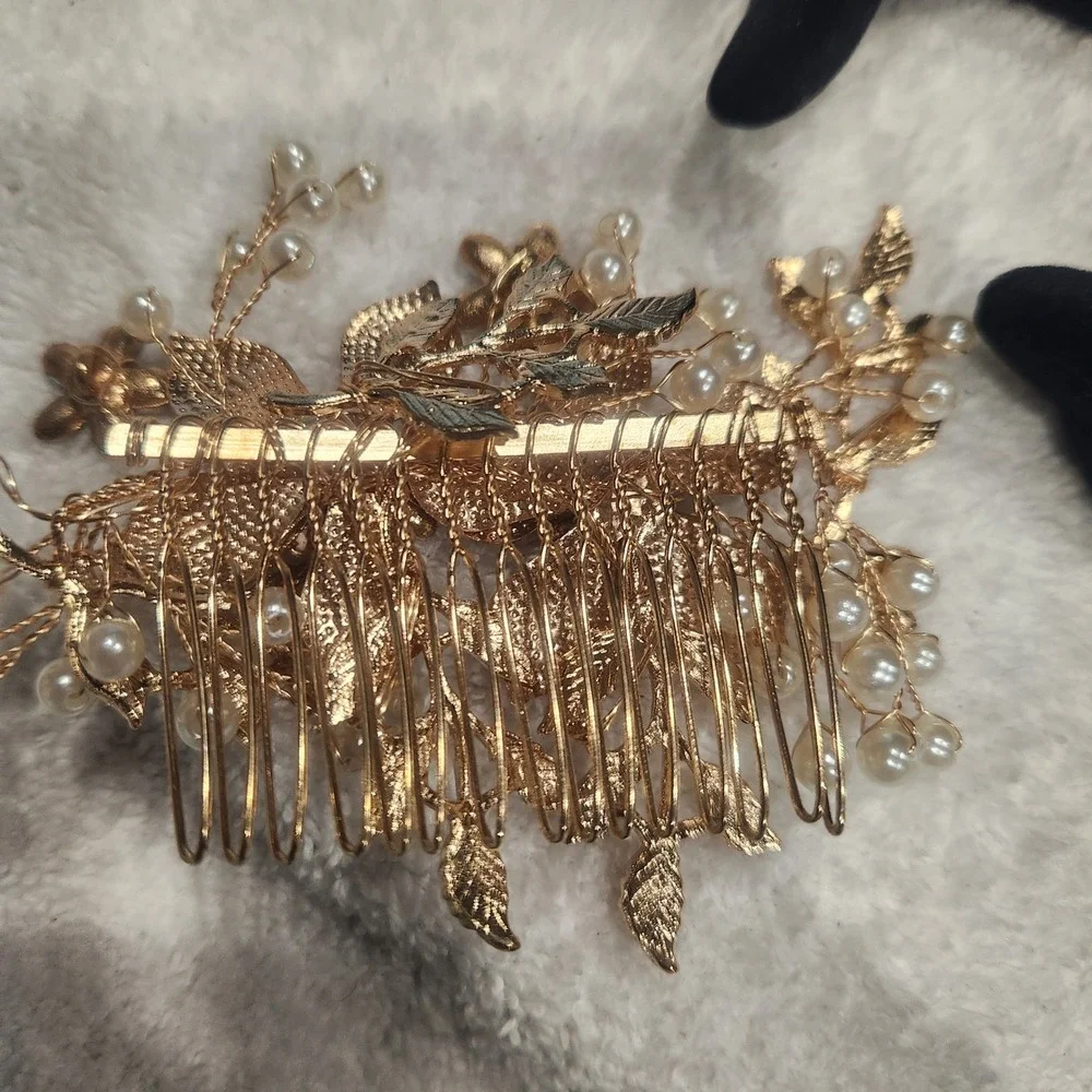 Unbranded gold tone