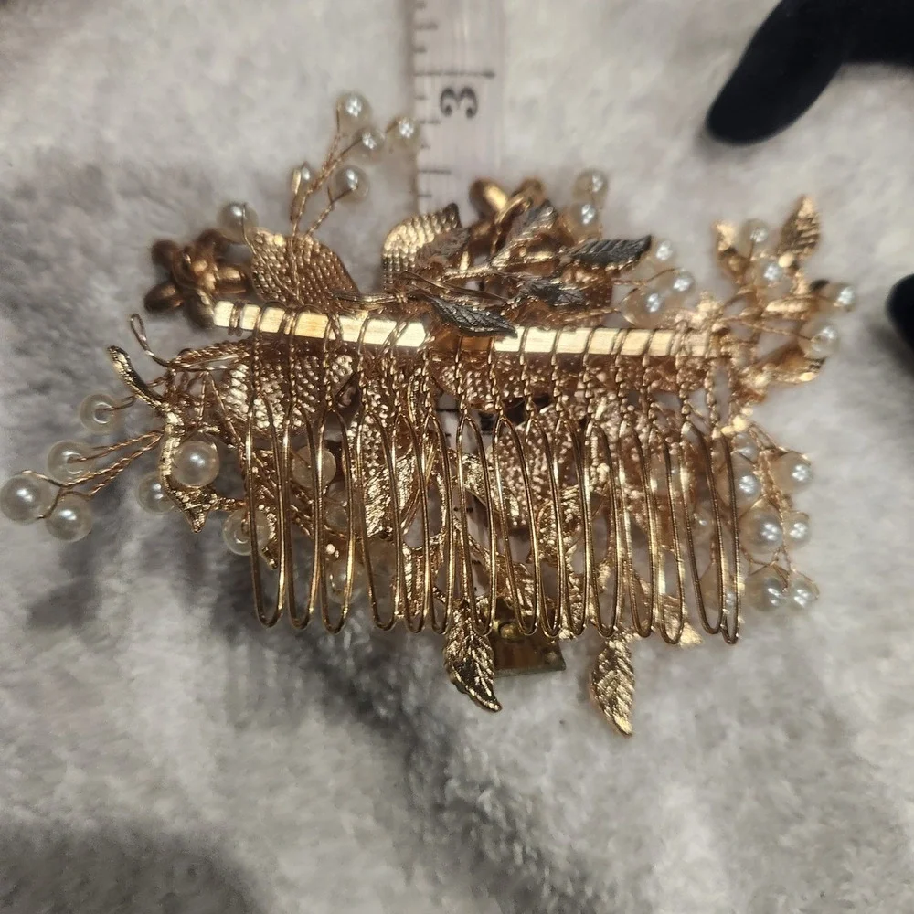 Unbranded gold tone