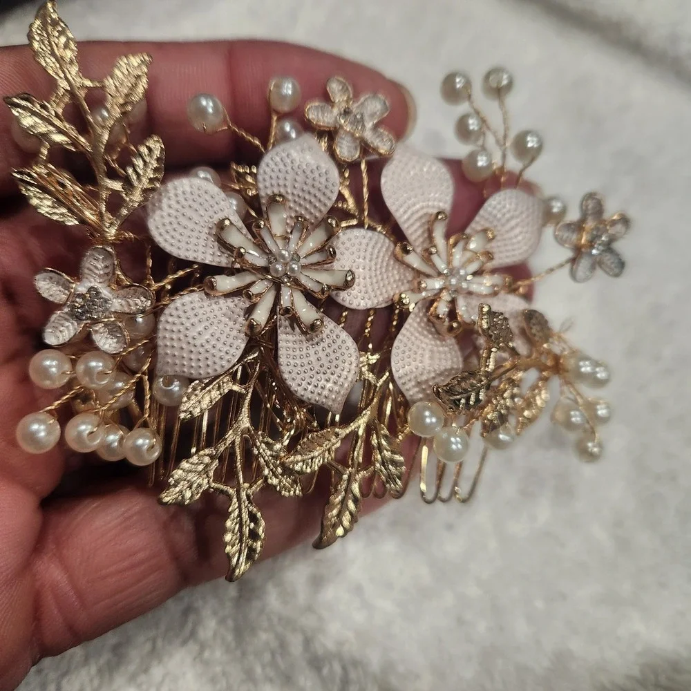 Unbranded gold tone