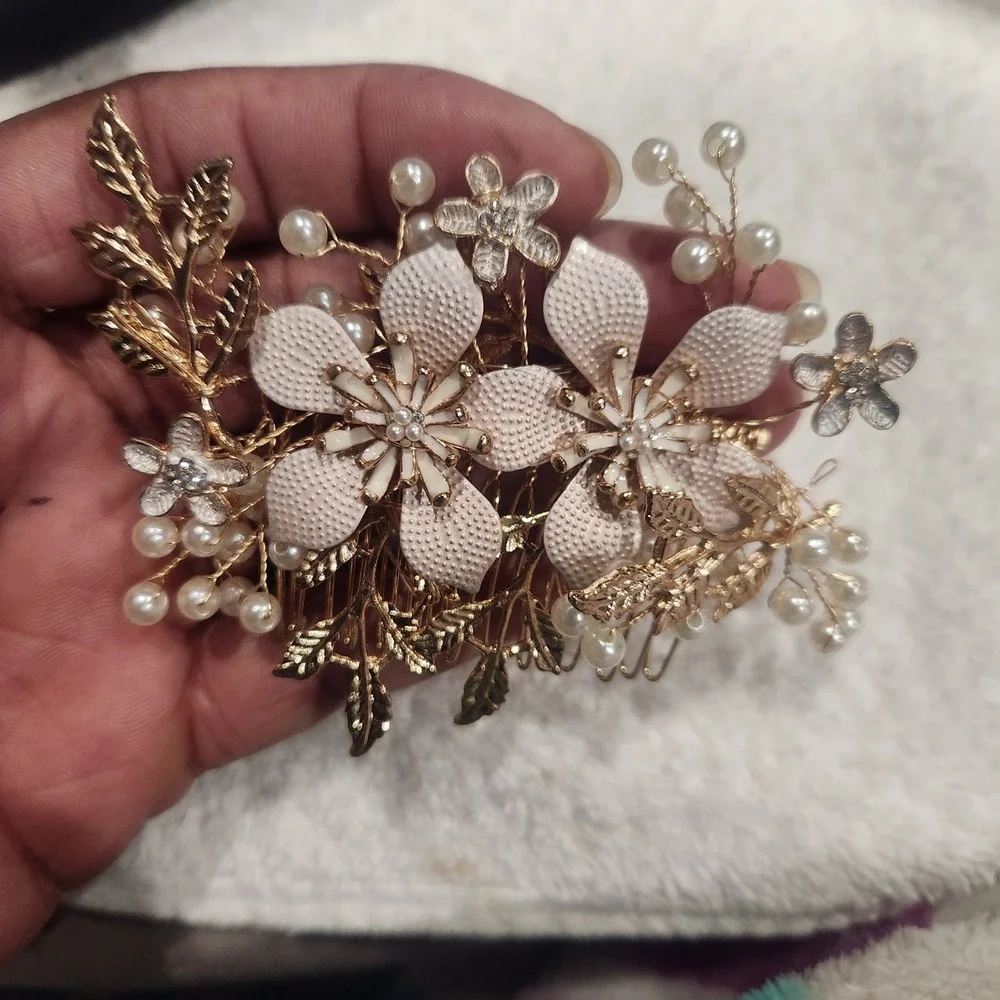 Unbranded gold tone