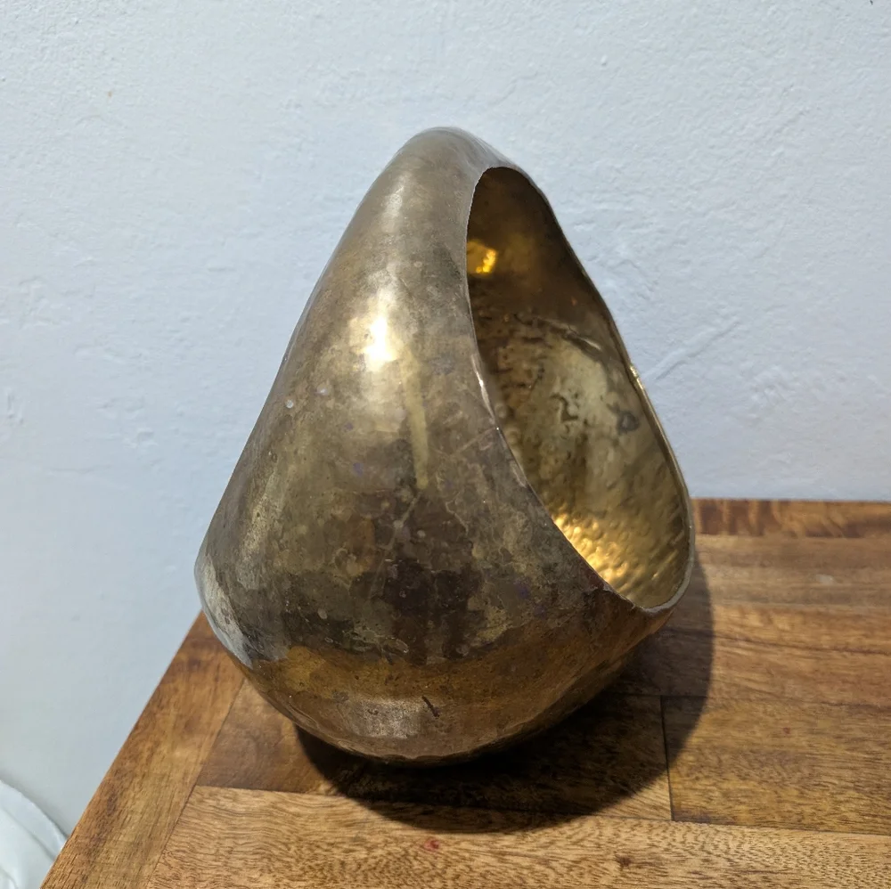 Vtg Mid Century Brutalist Hand Hammered Forged Solid Brass Handled Basket MCM‎