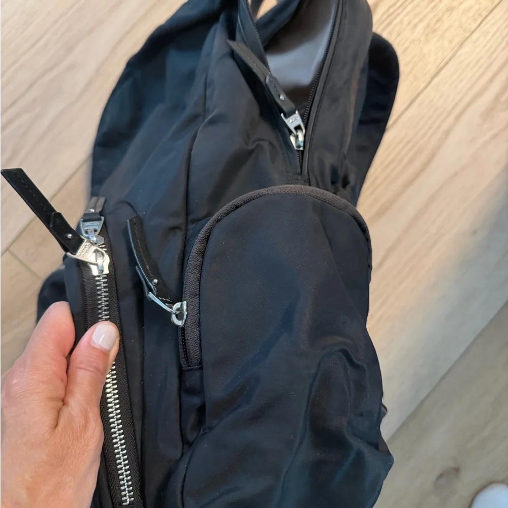 Tumi compact black