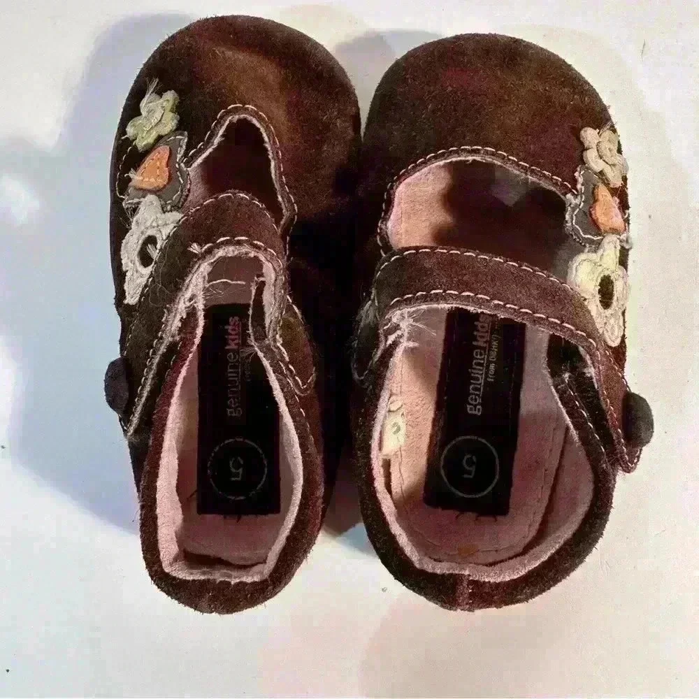 GENUINE KIDS FROM OSHKOSH GIRL SHOES 5 BROWN SUEDE MARY JANES W/FLOWERS