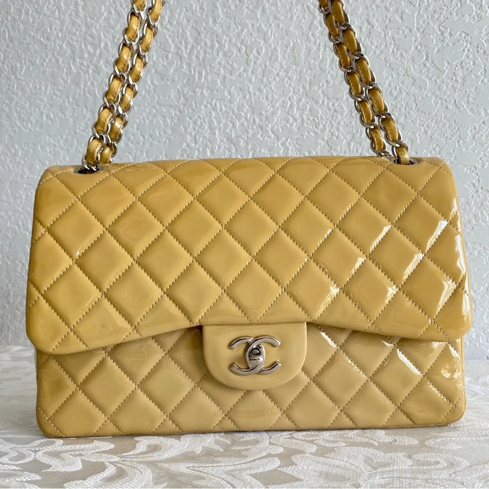 CHANEL Timeless Jumbo double flap shoulder bag in beige yellow patent le…