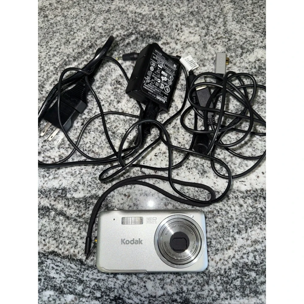 Kodak EasyShare V1233 12.0MP Digital Camera Silver Tested Charger transfer cable