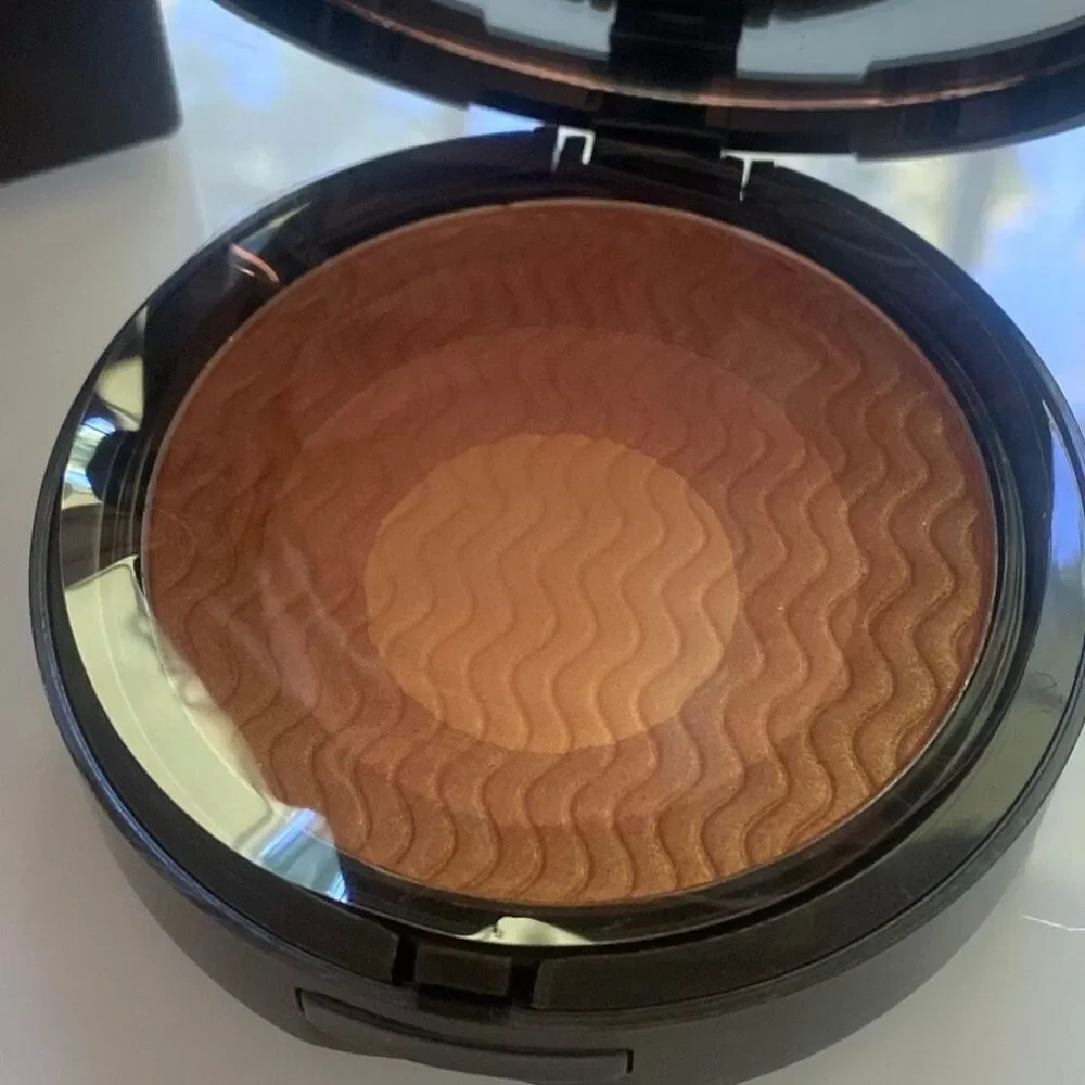 Avon mark glowdacious