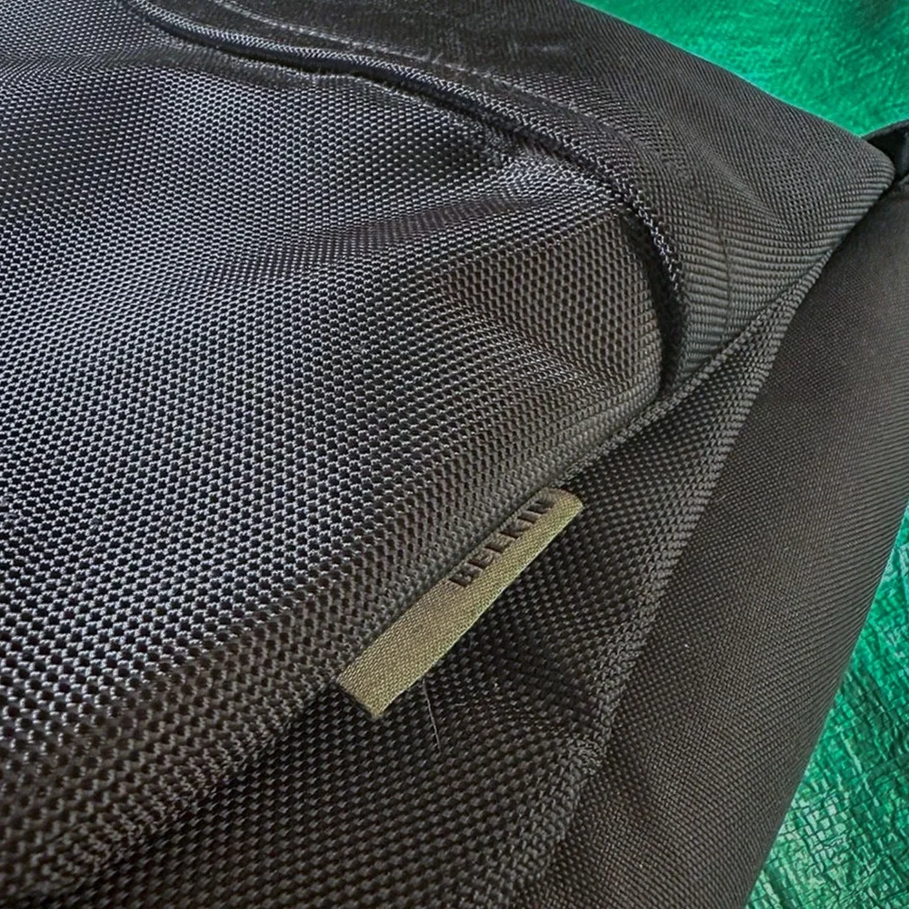 Belkin Black Padded Laptop Messenger Bag 17x14x5 Shoulder Strap Work Travel Case