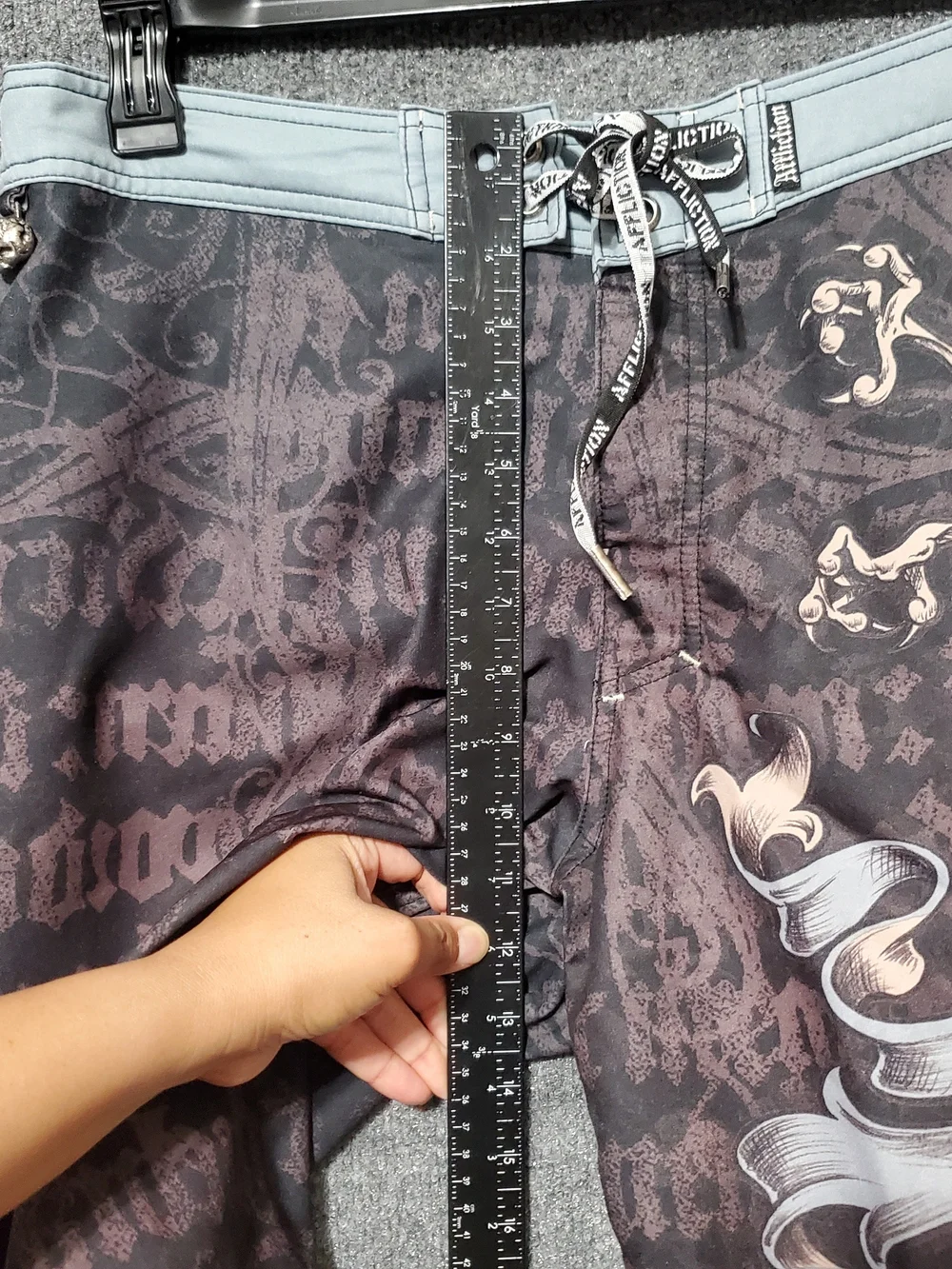 Vintage Y2K Affliction Skull Medallion Grey Black Board Shorts Mens 34 Eagle