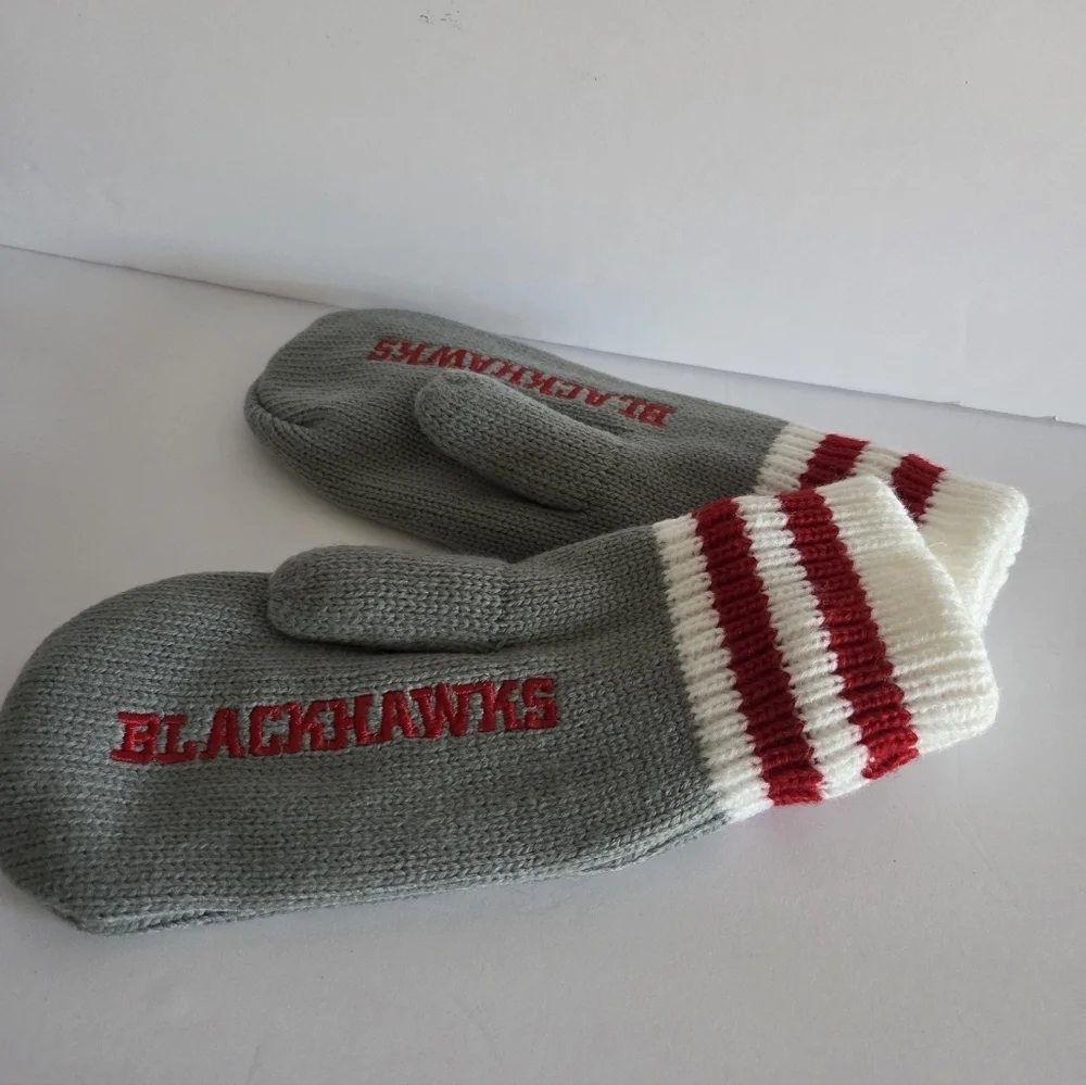 Blackhawks Gray and Red Knit Mittens  with Striped Cuffs One Size Youth