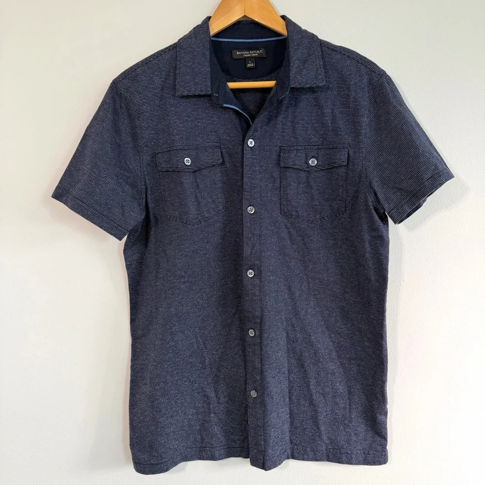 Banana Republic Luxury Touch Button Blue Short Sleeve Shirt Men’s Size Large