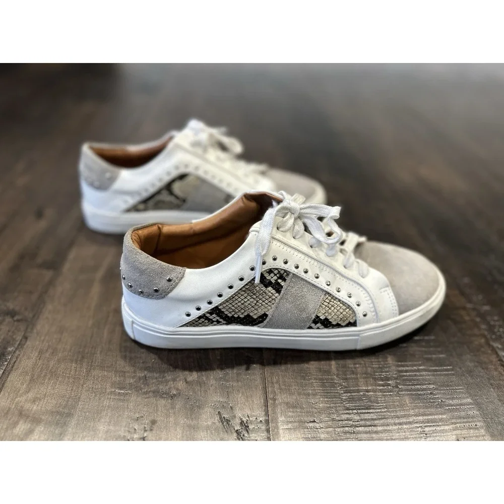 Steve Madden while all pattern