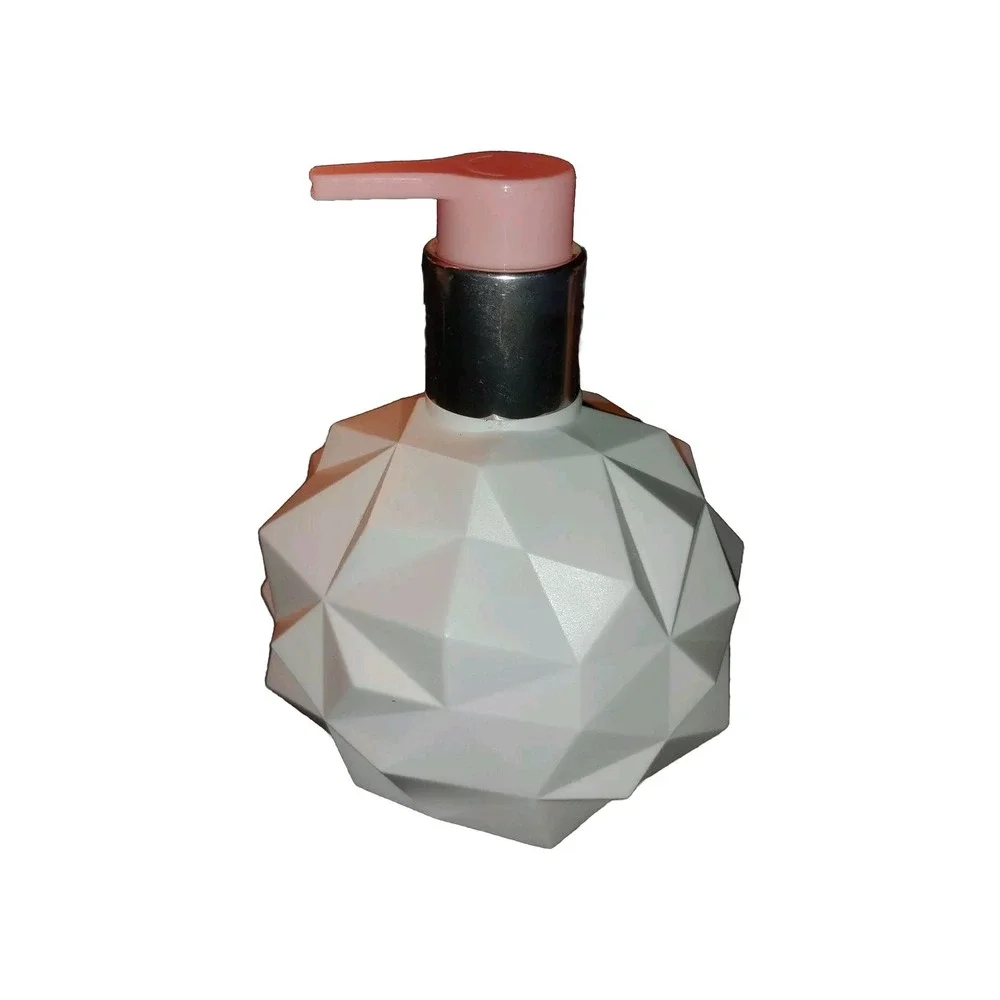 YNM Konad Petit Leaf Body Lotion 300ml Reminiscent: Sweet lk candy Ariana Grande