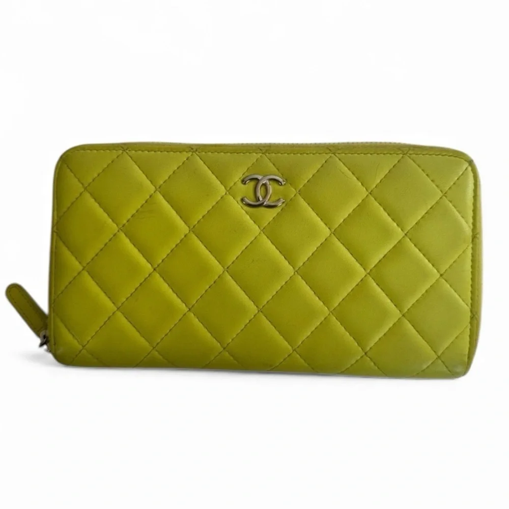 Chanel Pre-loved Diamond-Quilted Wallet in yellow lambskin leather