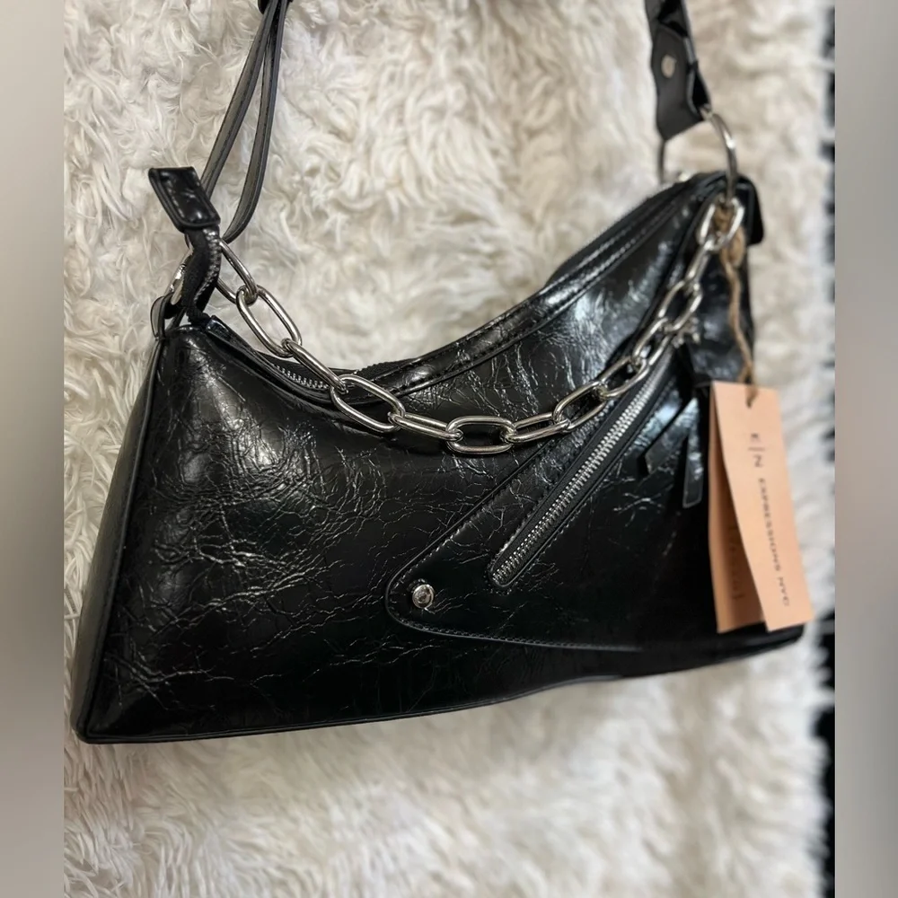 🖤🖤NWT- E/N EXPRESSIONS NYC SASSY/CLASSY BLACK SHOULDER BAG🖤🖤
