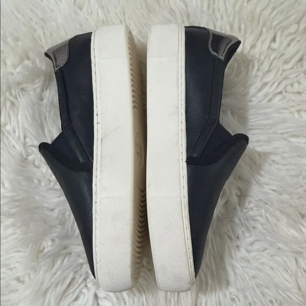 UGG stylish black