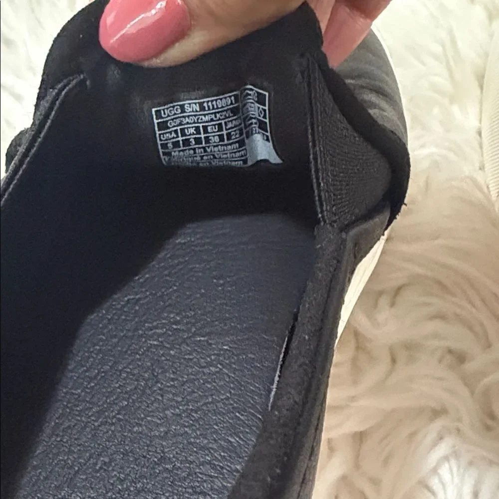 UGG stylish black
