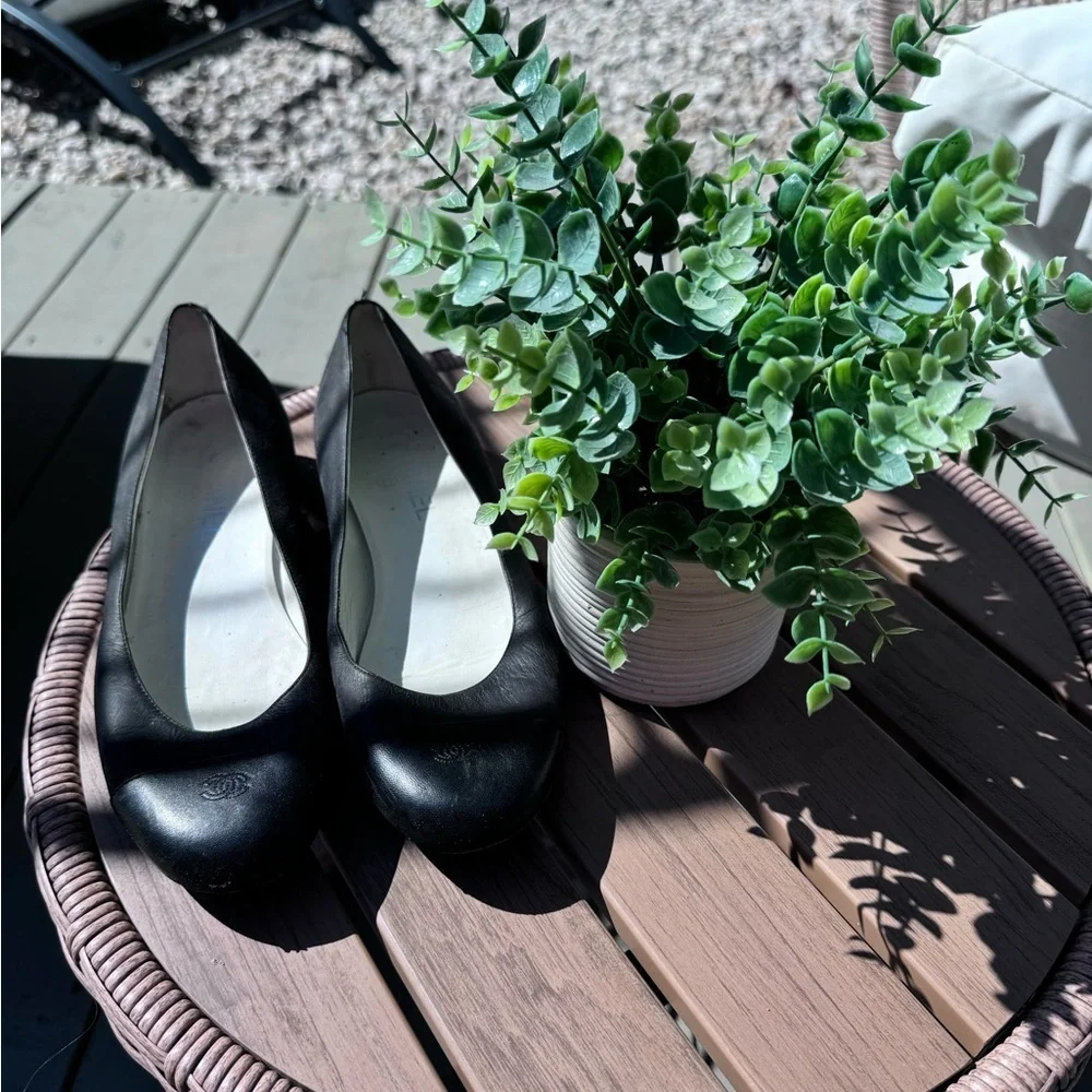 CHANEL LEATHER BALLET FLATS